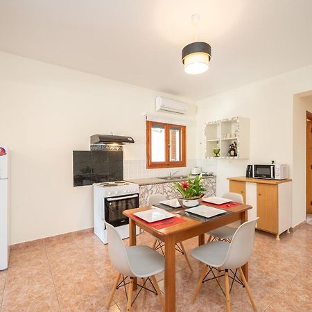 Afroditi Holiday Home - Yellow Apartment Svoronata Eksteriør billede