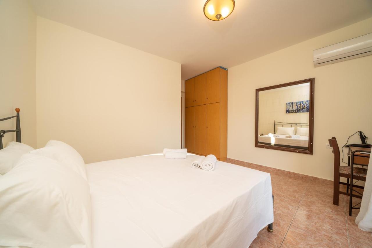 Afroditi Holiday Home - Yellow Apartment Svoronata Eksteriør billede