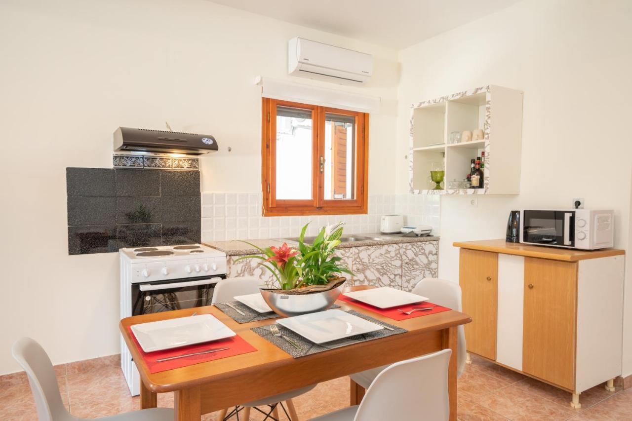 Afroditi Holiday Home - Yellow Apartment Svoronata Eksteriør billede